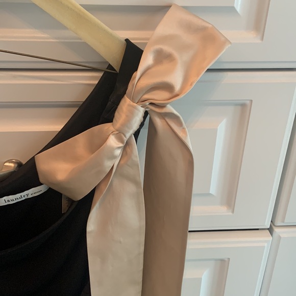 Beautiful EUC Laundry Size 8 black one shoulder dress with tan bow - Picture 2 of 3